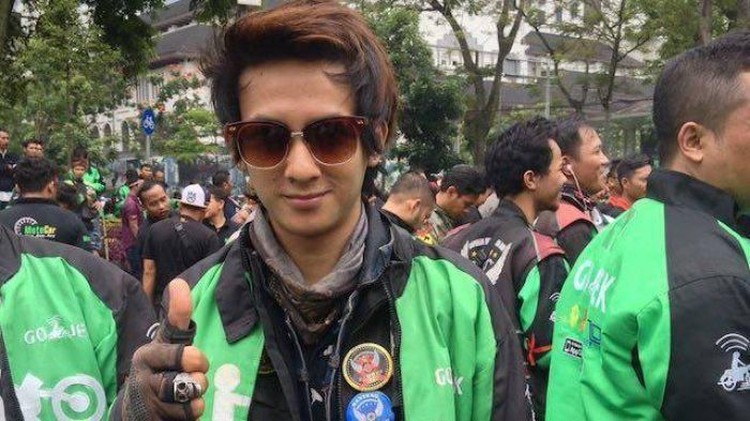 Sudah tidak eksis di dunia hiburan&comma; mantan anggota boyband ini berganti profesi menjadi tukang ojek online&period; Demi anak&comma; dia enggak gengsi lho&comma; Bunda&period;