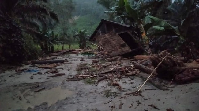 Banjir bandang terjadi usai hujan deras mengguyur Kabupaten Labuhanbatu Utara hingga mengakibatkan Sungai Lubuk Natiko dan Sungai Siria-Ria meluap.