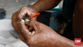 FOTO: Asa Pedagang Terompet Tahun Baru Menjelang pergantian malam tahun baru, para pengrajin terompet melipatgandakan produksi mereka dengan harapan meraup untung lebih banyak.