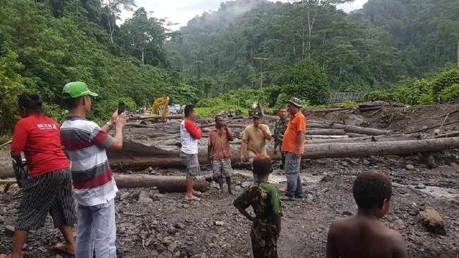 Material longsor akibat banjir bandang di Manokwari mengakibatkan jalur Trans Papua Barat sempat terputus dan tidak bisa diakses kendaraan.