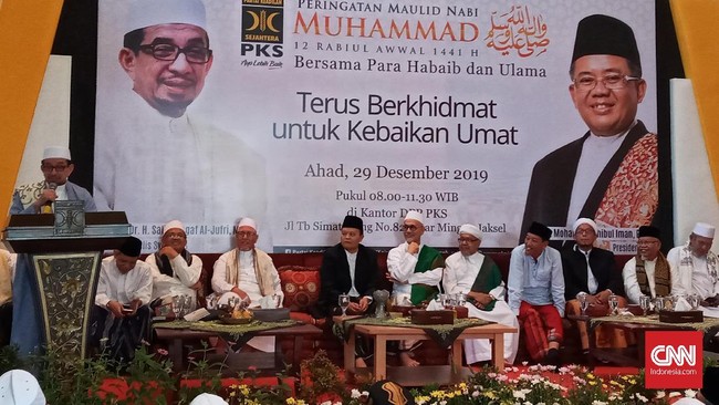 Dewan Pengurus Pusat (DPP) Partai Keadilan Sejahtera (PKS) menyelenggarakan peringatan Maulid Nabi Muhammad SAW, di Kantor DPP PKS, TB Simatupang, Minggu (29/12).