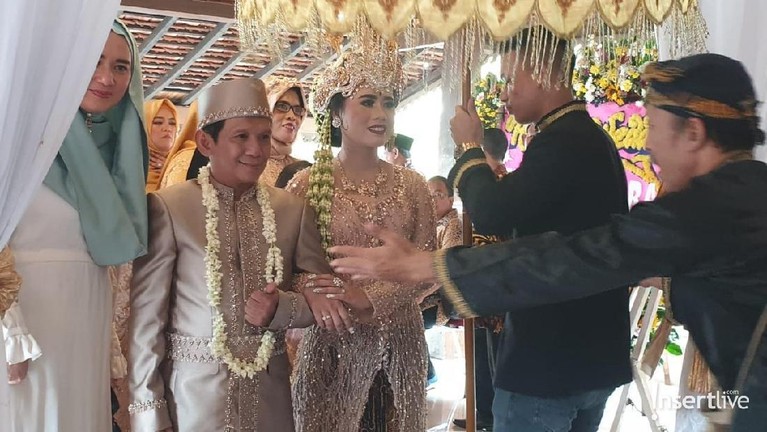 6 Momen Pernikahan Pelawak Ginanjar dengan Tiara Amalia Pelawak dan komedian Ginanjar Soekmana (55) telah resmi menikah dengan Tiara Amalia (23) pada hari ini Minggu (29/12) di Griya Agens Salasar, Depok.