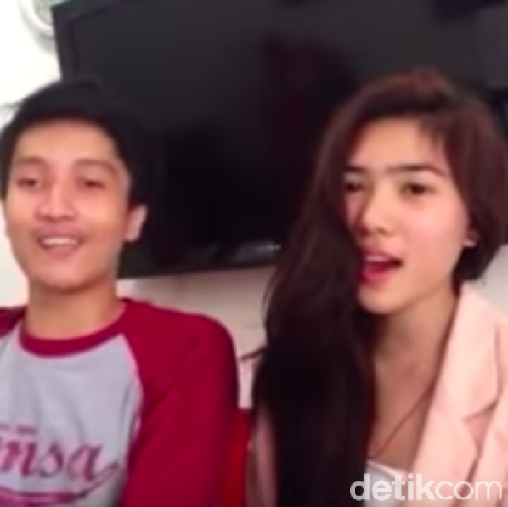 <p>Potret ini diambil ketika mereka meng-cover lagu Rock With You milik Michael Jackson, pada Februari 2013. Meski bukan penyanyi, Rayhan yang seorang dokter juga punya suara merdu. (Foto: YouTube Isyana Sarasvati.)</p>