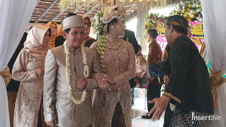 6 Momen Pernikahan Pelawak Ginanjar dengan Tiara Amalia Pelawak dan komedian Ginanjar Soekmana (55) telah resmi menikah dengan Tiara Amalia (23) pada hari ini Minggu (29/12) di Griya Agens Salasar, Depok.