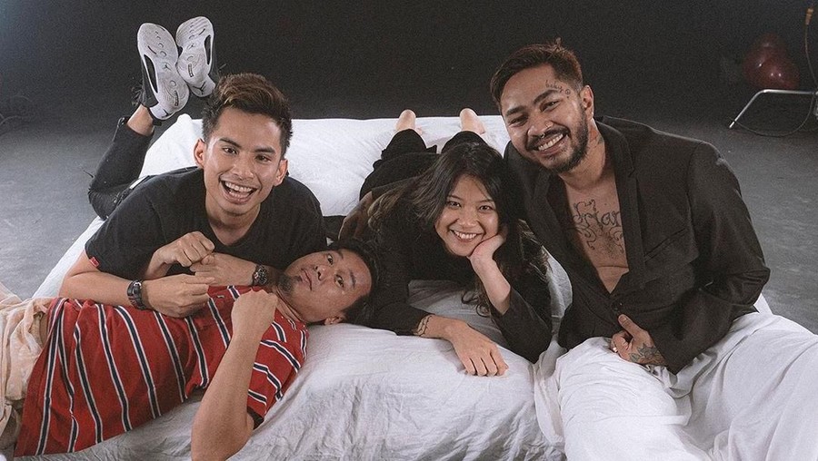 Ulasan mengani lirik lagu berjudul Fiksi yang Indah dari L.Y.O.N berkolaborasi dengan Danilla.