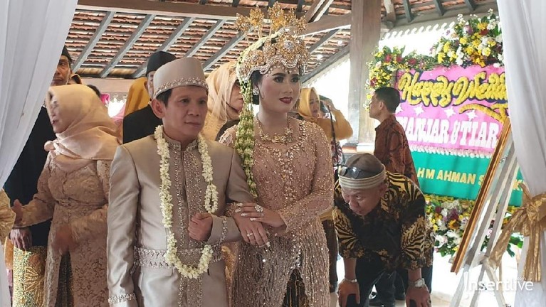 6 Momen Pernikahan Pelawak Ginanjar dengan Tiara Amalia Pelawak dan komedian Ginanjar Soekmana (55) telah resmi menikah dengan Tiara Amalia (23) pada hari ini Minggu (29/12) di Griya Agens Salasar, Depok.