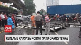 VIDEO: Reklame Raksasa Roboh, 1 Orang Tewas Tertimpa