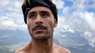 img-title Dituding Oplas, Tampilan Baru Zac Efron Malah Disebut Mirip Squidward