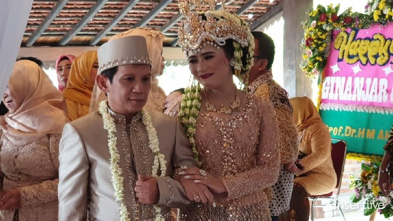 6 Momen Pernikahan Pelawak Ginanjar dengan Tiara Amalia Pelawak dan komedian Ginanjar Soekmana (55) telah resmi menikah dengan Tiara Amalia (23) pada hari ini Minggu (29/12) di Griya Agens Salasar, Depok.