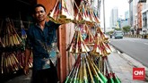 FOTO: Asa Pedagang Terompet Tahun Baru Menjelang pergantian malam tahun baru, para pengrajin terompet melipatgandakan produksi mereka dengan harapan meraup untung lebih banyak.