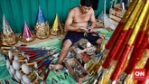 FOTO: Asa Pedagang Terompet Tahun Baru Menjelang pergantian malam tahun baru, para pengrajin terompet melipatgandakan produksi mereka dengan harapan meraup untung lebih banyak.