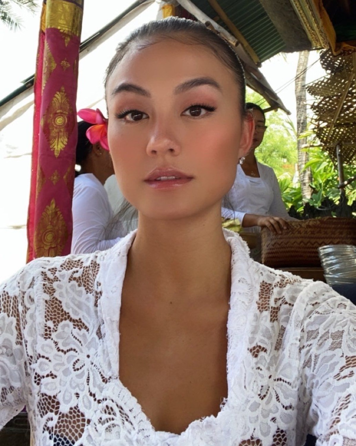 Agnez Mo menyempatkan diri untuk menikmati momen libur Natal dan Tahun baru di Bali&period; Ia pun terlihat cantik dengan mengenakan kebaya tradisional&period;