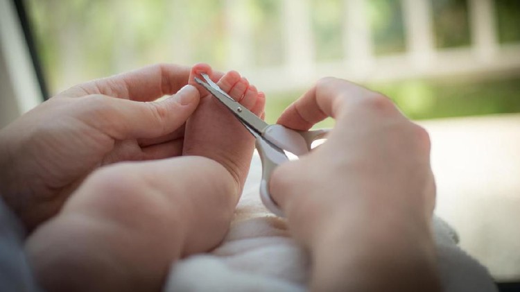 Kuku bayi harus dipotong ketika sudah panjang agar tak melukai dirinya sendiri. Apakah Bunda masih takut memotong kukunya? Ikuti tips berikut ini yuk, Bun.