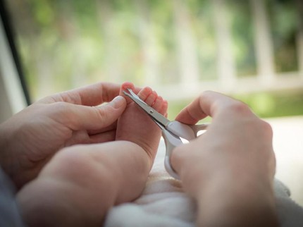 5 Trik Aman Memotong Kuku Bayi Tanpa Membuatnya Menangis