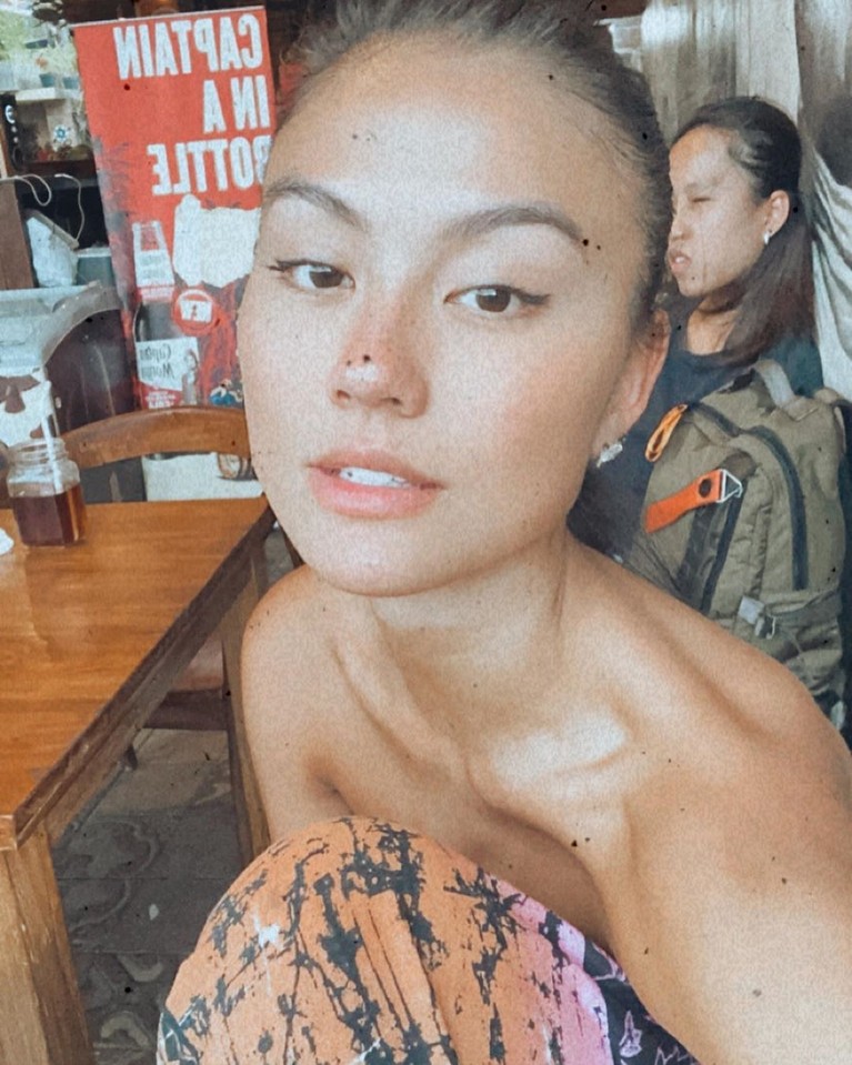 Agnez Mo menyempatkan diri untuk menikmati momen libur Natal dan Tahun baru di Bali. Ia pun terlihat cantik dengan mengenakan kebaya tradisional.