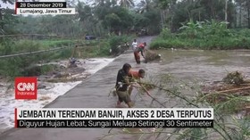 VIDEO: Jembatan Terendam Banjir, Akses 2 Desa Terputus
