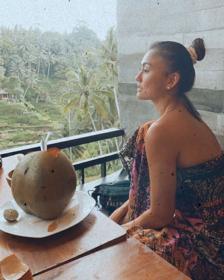 Agnez Mo menyempatkan diri untuk menikmati momen libur Natal dan Tahun baru di Bali. Ia pun terlihat cantik dengan mengenakan kebaya tradisional.