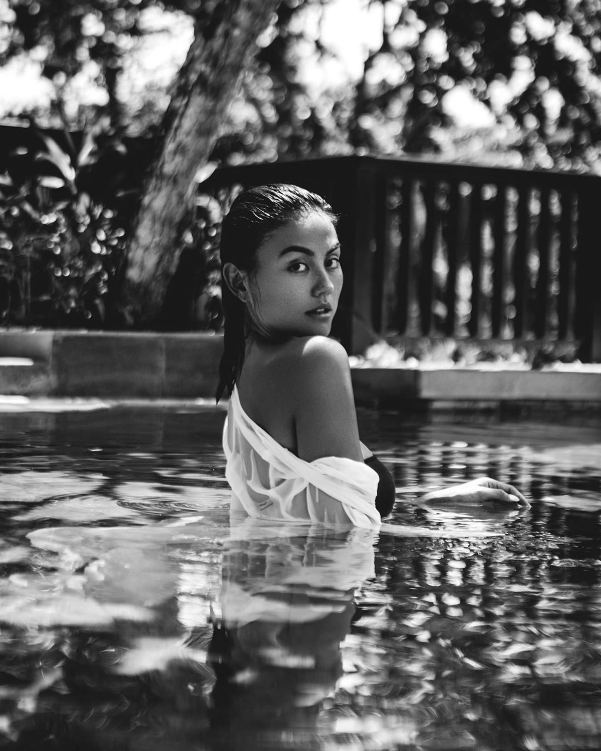 Agnez Mo menyempatkan diri untuk menikmati momen libur Natal dan Tahun baru di Bali&period; Ia pun terlihat cantik dengan mengenakan kebaya tradisional&period;