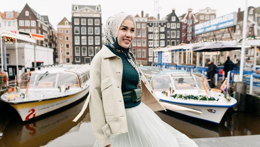 Medina Zein: Seleb Pengusaha, Kontroversi, Hingga Ditangkap Polisi Medina Zein adalah sosok artis dan pengusaha yang penuh kontroversi.