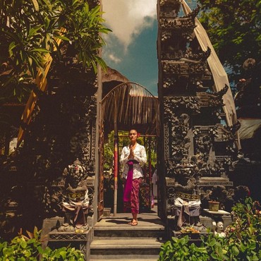7 Potret Agnez Mo Liburan di Bali, Cantik dengan Kebaya Tradisional