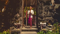 7 Potret Agnez Mo Liburan di Bali, Cantik dengan Kebaya Tradisional