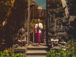 7 Potret Agnez Mo Liburan di Bali, Cantik dengan Kebaya Tradisional