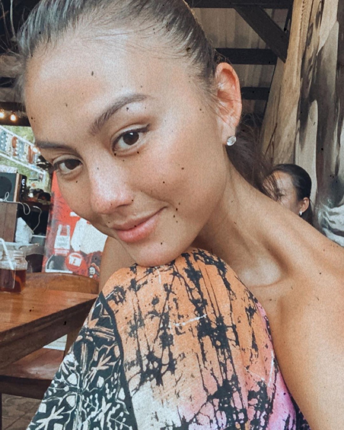 Agnez Mo menyempatkan diri untuk menikmati momen libur Natal dan Tahun baru di Bali&period; Ia pun terlihat cantik dengan mengenakan kebaya tradisional&period;