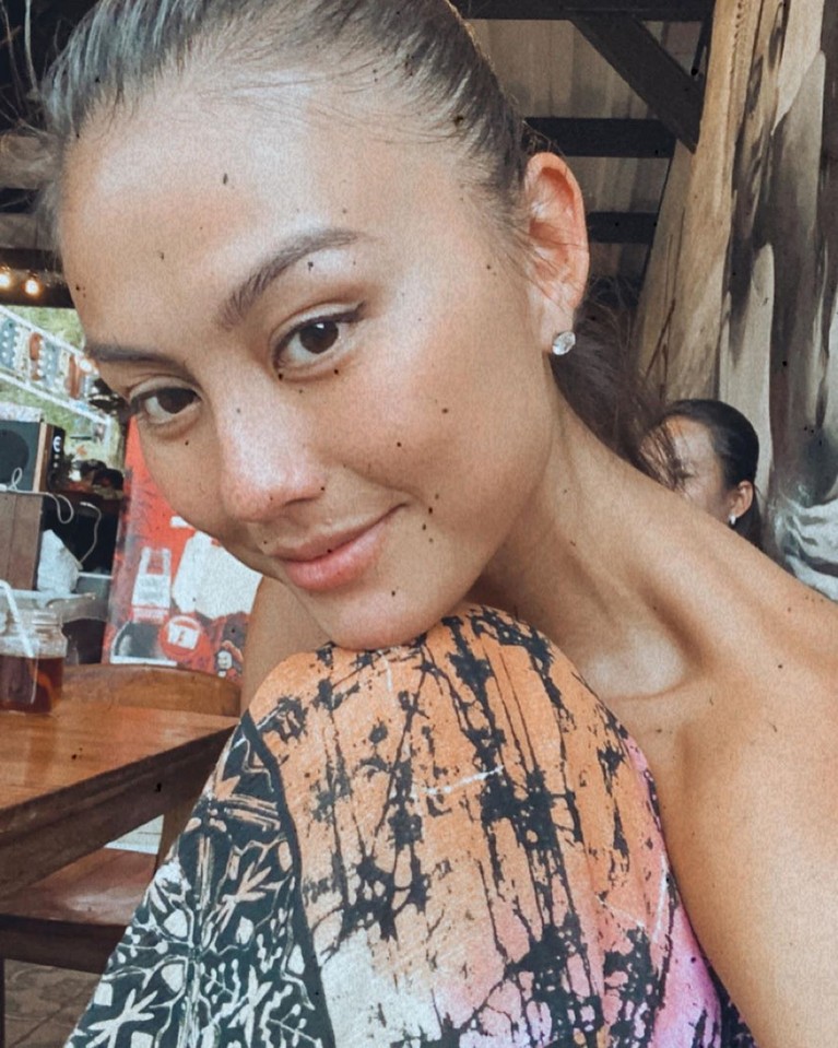 Agnez Mo menyempatkan diri untuk menikmati momen libur Natal dan Tahun baru di Bali. Ia pun terlihat cantik dengan mengenakan kebaya tradisional.