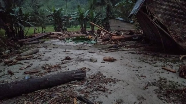 Badan Penanggulangan Bencana Daerah (BPBD) Sumatera Utara menyebut akses menuju Desa Hatapang yang berpenduduk 200 KK tak bisa dilalui sejak banjir menerjang.