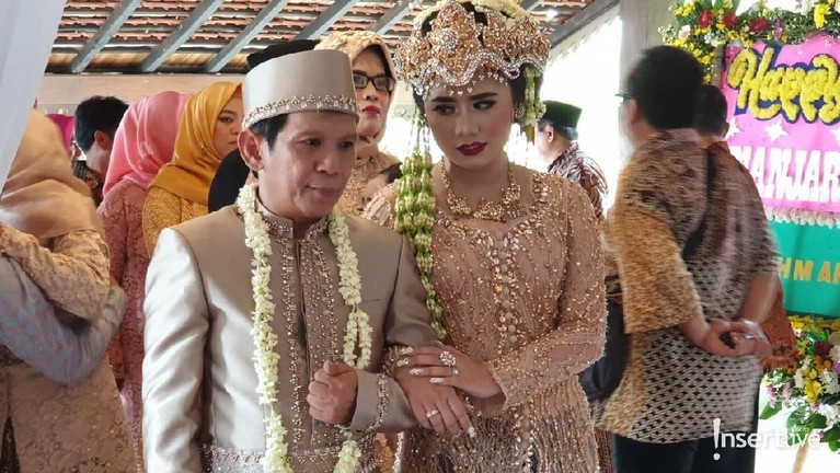 Pelawak dan komedian Ginanjar Soekmana (55) telah resmi menikah dengan Tiara Amalia (23) pada hari ini Minggu (29/12) di Griya Agens Salasar, Depok.