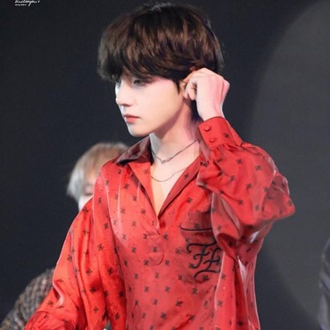 Ternyata, Kemeja V BTS di Acara KBS adalah Gaun Mewah untuk Wanita