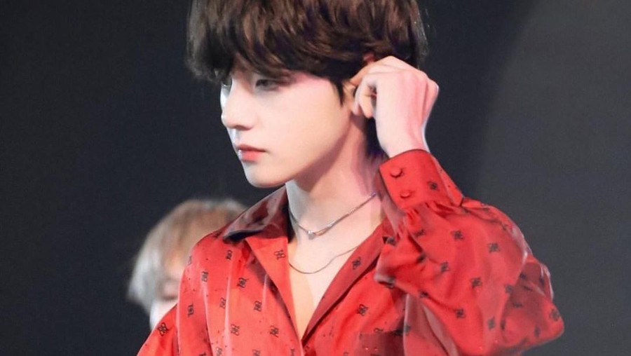 Penata busana BTS menyulap gaun wanita menjadi kemeja panjang pria yang dikenakan oleh Kim Taehyung atau V. 