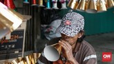 FOTO: Asa Pedagang Terompet Tahun Baru Menjelang pergantian malam tahun baru, para pengrajin terompet melipatgandakan produksi mereka dengan harapan meraup untung lebih banyak.