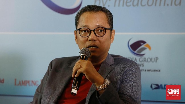 Politikus PDIP Deddy Sitorus mempertanyakan rencana Prabowo Subianto membentuk Presidential Club berisi para mantan presiden Indonesia terdahulu.