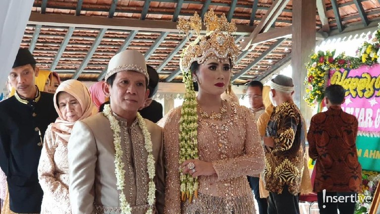 Pelawak dan komedian Ginanjar Soekmana (55) telah resmi menikah dengan Tiara Amalia (23) pada hari ini Minggu (29/12) di Griya Agens Salasar, Depok.