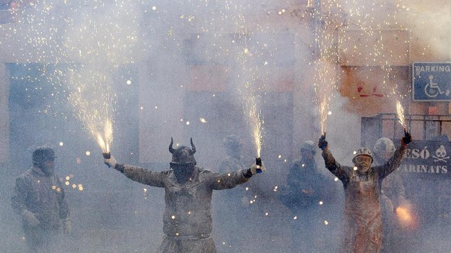 FOTO: Aksi Seru Festival Perang Tepung di Spanyol