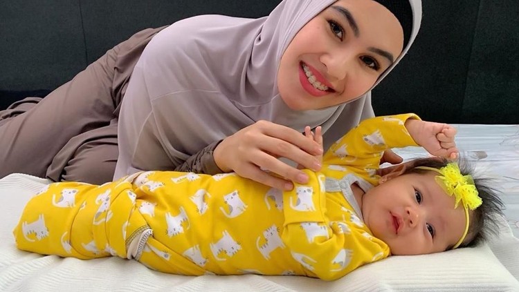 Kelahiran bayi-bayi artis ini berhasil mencuri perhatian publik, Bunda. Selain lucu, ketujuh bayi ini sangat menggemaskan. Siapa saja? Yuk, intip daftarnya.