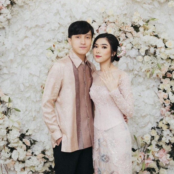 <span style="color: #222222; font-family: Arial, Helvetica, sans-serif; font-size: small;">Penyanyi cantik Isyana Sarasvati baru saja melangsungkan pertunangan dengan kekasihnya, Rayhan Maditra, pada Minggu (29/12/2019). (Foto: Instagram @</span>thebridebestfriend)