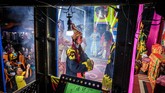 FOTO: Opera Tionghoa Bertahan di Tengah Modernisasi Thailand Jumlah pertunjukan opera Tionghoa di Thailand menyusut tajam seiring perkembangan ponsel, bioskop, layanan streaming, juga bangunan modern.