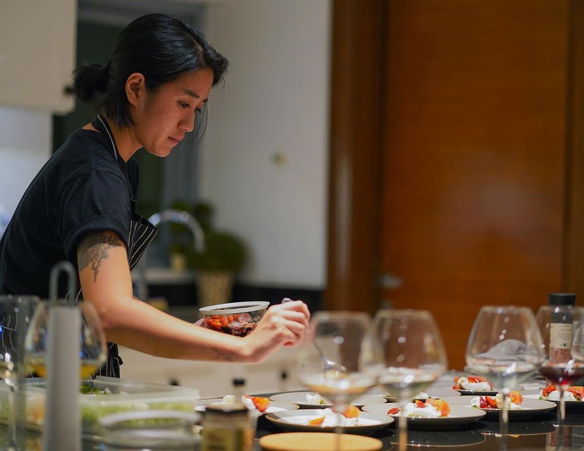 Renatta Moeloek atau Chef Renatta mendadak jadi perbincangan pulik&period; Ia tampak cantik menjadi juri dalam acara memasak ternama di salah satu stasiun TV swasta&period;