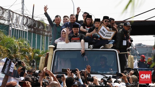 Penampakan truk ditumpangi banyak orang saat penjemputan Ahmad Dhani menjadi sorotan soal keselamatan berkendara.