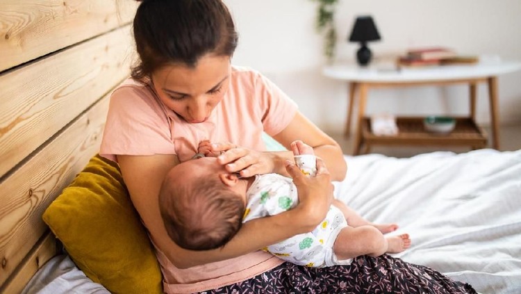 9 Penyebab ASI Tidak Keluar di Hari Pertama Bayi Lahir Banyak ibu mengeluh ASI-nya tidak keluar di hari pertama bayi lahir. Penyebabnya bisa beragam, salah satunya kondisi medis. Berikut penjelasan lengkapnya.