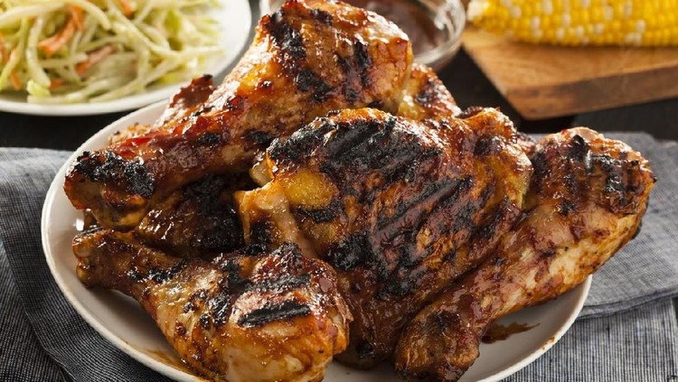 Ayam bakar adalah menu yang biasanya ada di malam tahun baru. Bunda ingin membuat ayam bakar? Ikuti tips membakar ayam supaya empuk dan juicy berikut ini yuk.