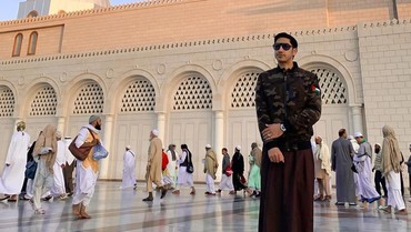 img-title Tak Kunjung Terlihat Sosoknya, Suami Medina Zein Menghindar?