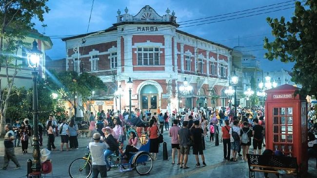 Kota Lama Semarang sangat menarik untuk dijelajahi. Selain selfie, urusan belanja sampai isi perut bisa dilakukan di sini.