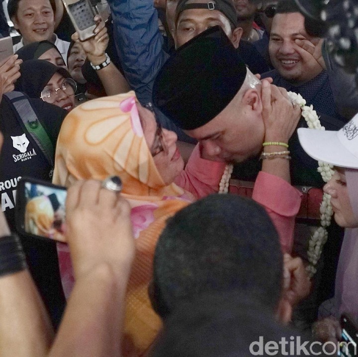 <p>Sampai di rumah, Ahmad Dhani disambut ibunda tercinta, Joyce Theresia Pamela Kohler. Momen pertemuan mereka begitu haru. (Foto: Palevi S/detikFoto)</p>