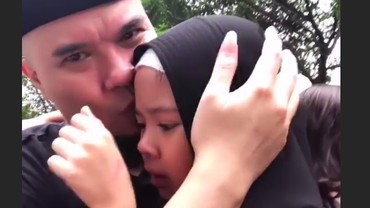 img-title Haru! Safeea Menangis Histeris di Pelukan Ahmad Dhani