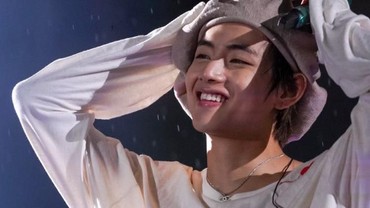 Usai Bikin Heboh Foto Telanjang Dada, V BTS Asyik Joget di Kamar Hotel