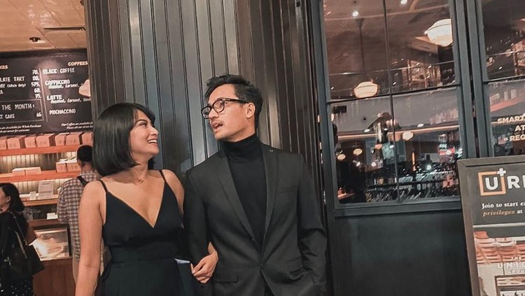 Vanessa Angel akhirnya unggah foto pertama dengan suaminya di media sosial. Pertanyaan netizen yang selama ini menanyakan sosok suaminya sudah terjawab.