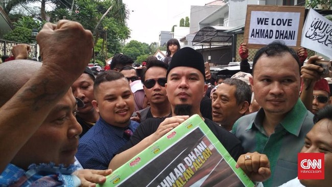 Ahmad Dhani menuju kediamannya di Pondok Indah setelah bebas dari Rutan Cipinang. Di kediamannya, sempat terjadi kericuhan yang melibatkan ormas.
